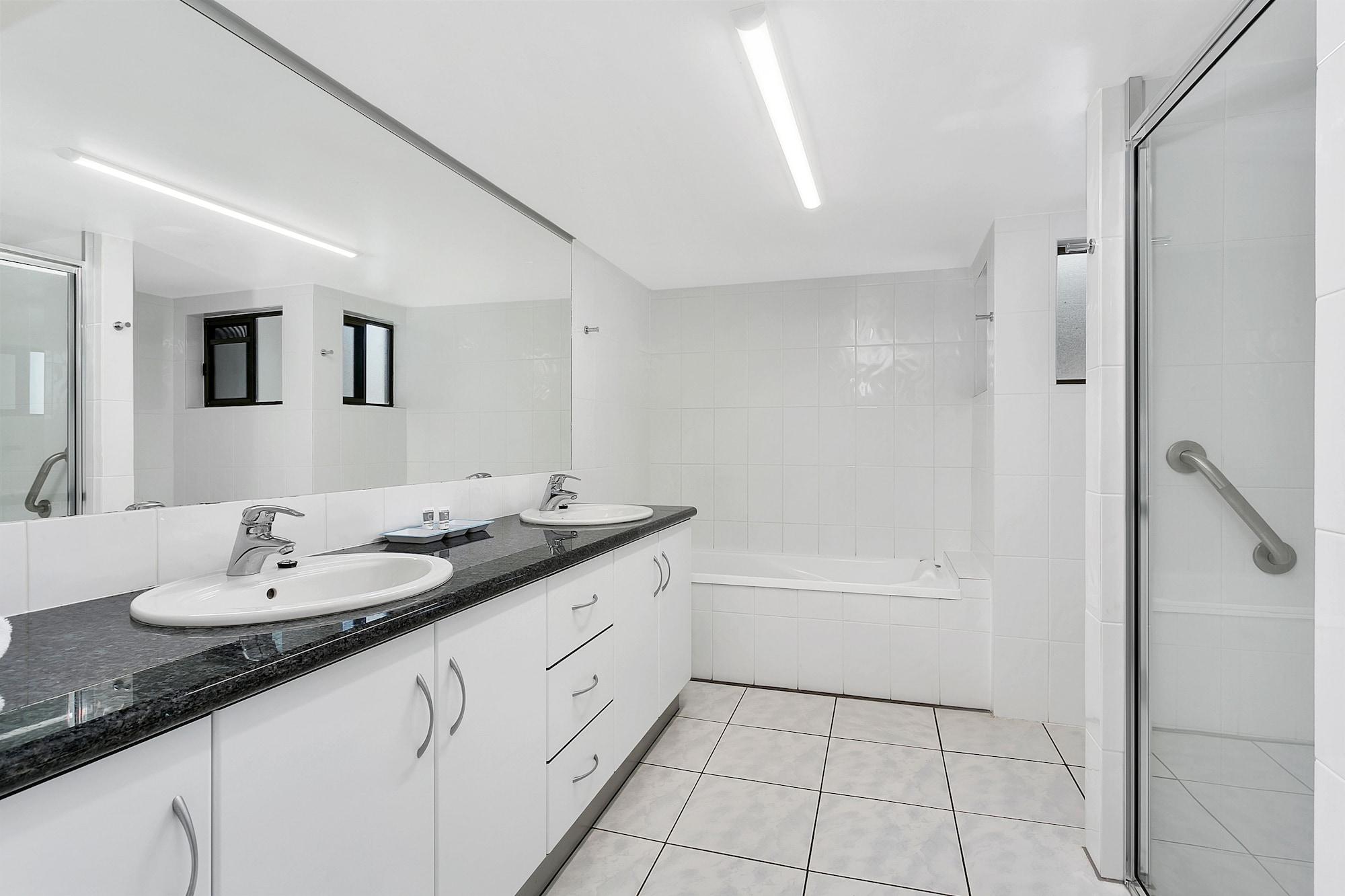 Roydon Beachfront Apartments Trinity Beach Buitenkant foto