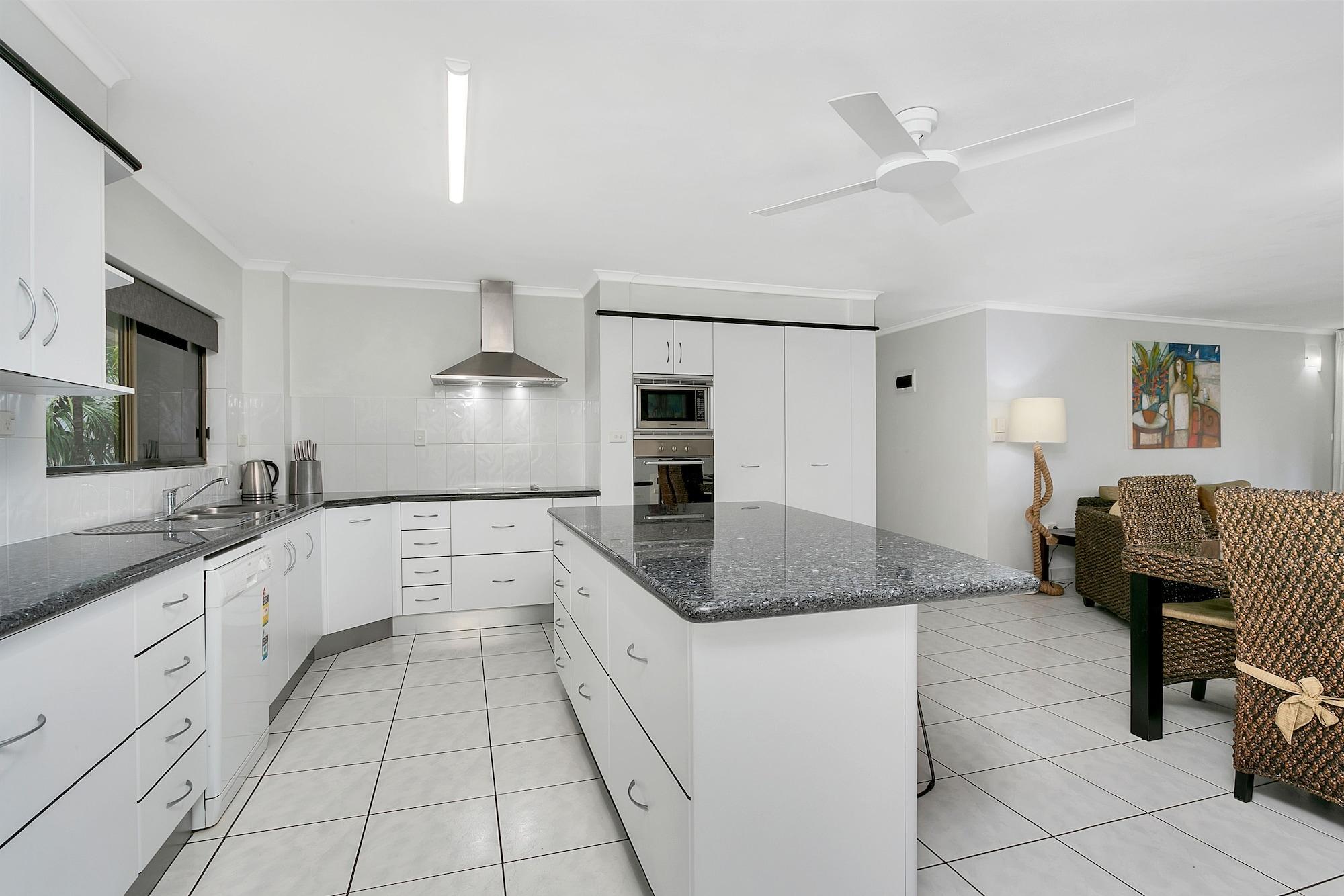 Roydon Beachfront Apartments Trinity Beach Buitenkant foto