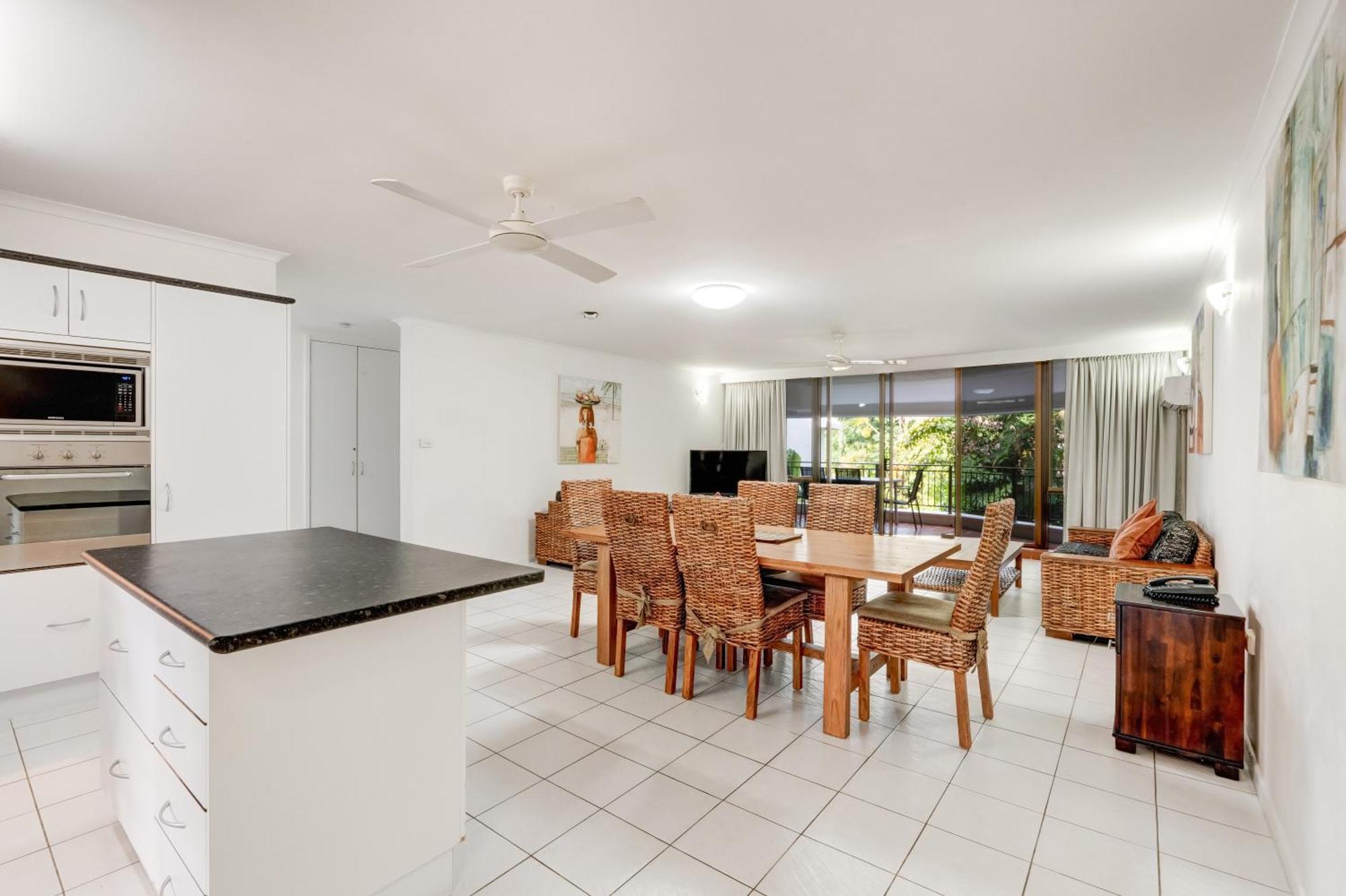 Roydon Beachfront Apartments Trinity Beach Buitenkant foto