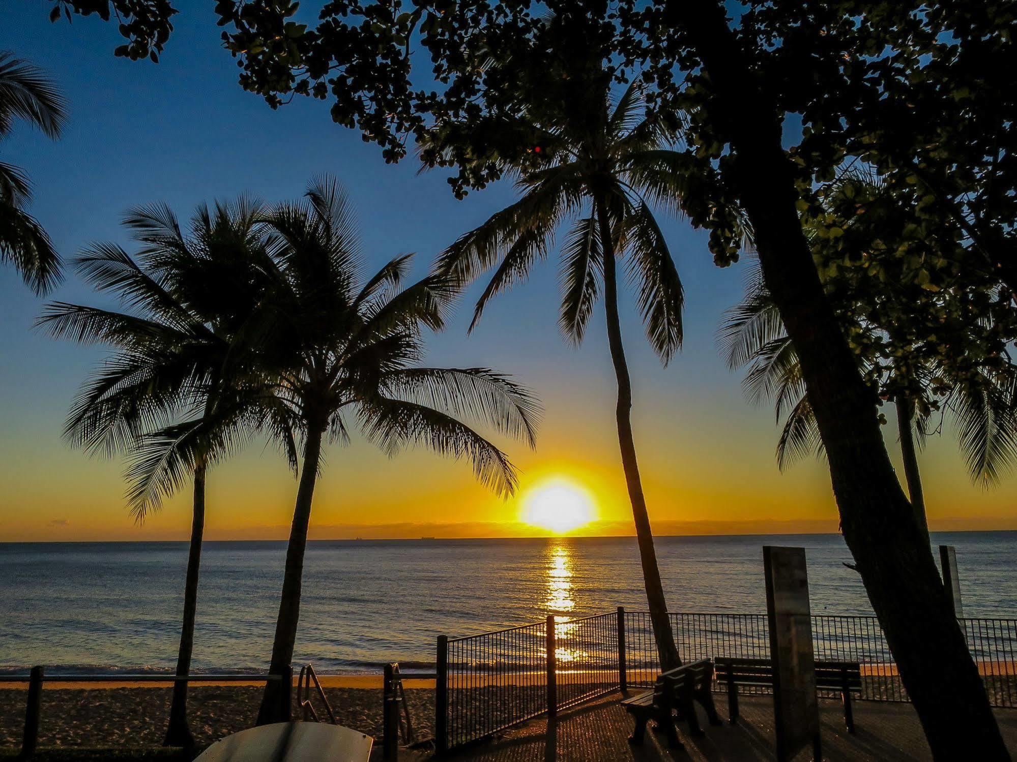 Roydon Beachfront Apartments Trinity Beach Buitenkant foto