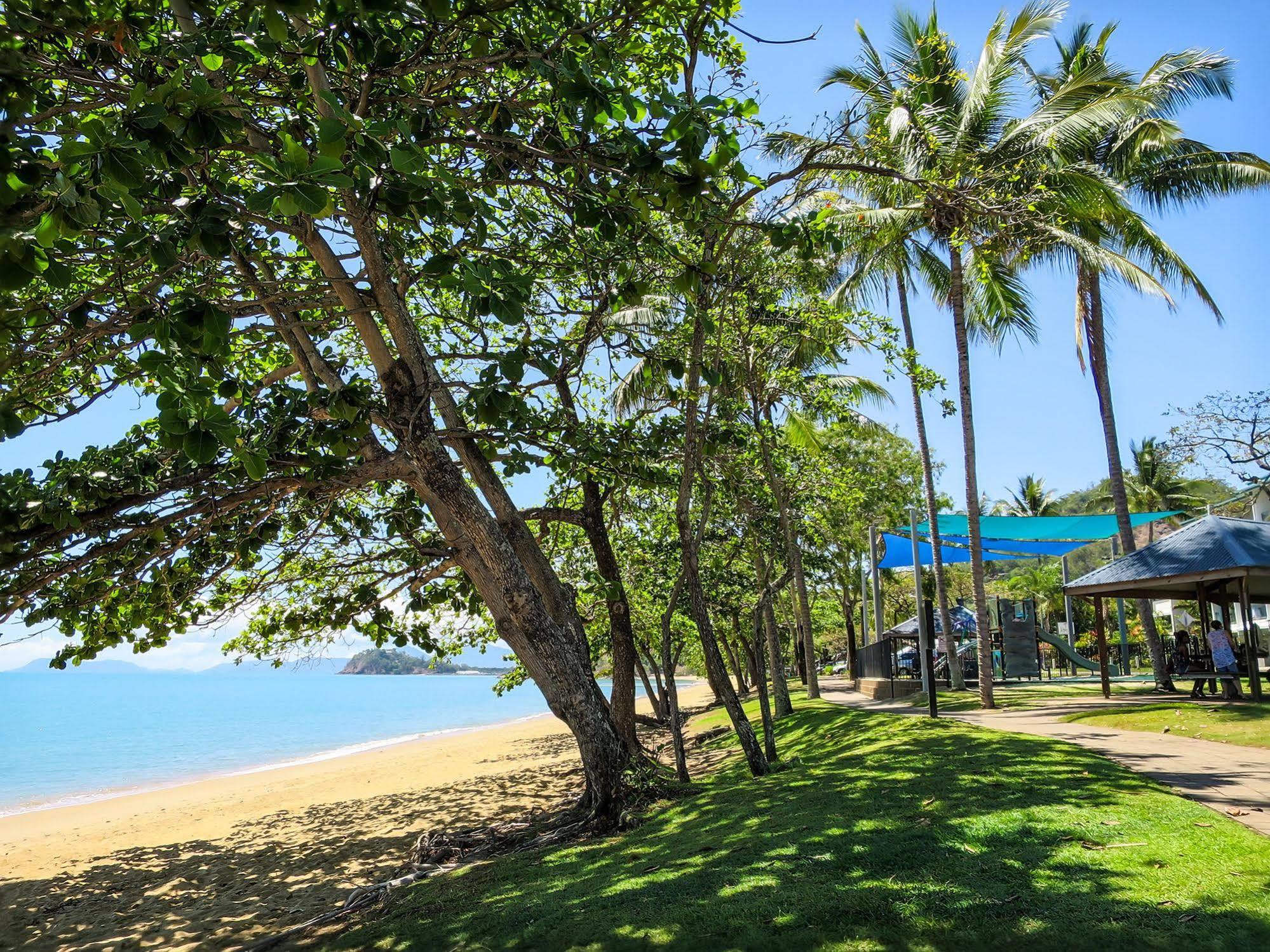 Roydon Beachfront Apartments Trinity Beach Buitenkant foto