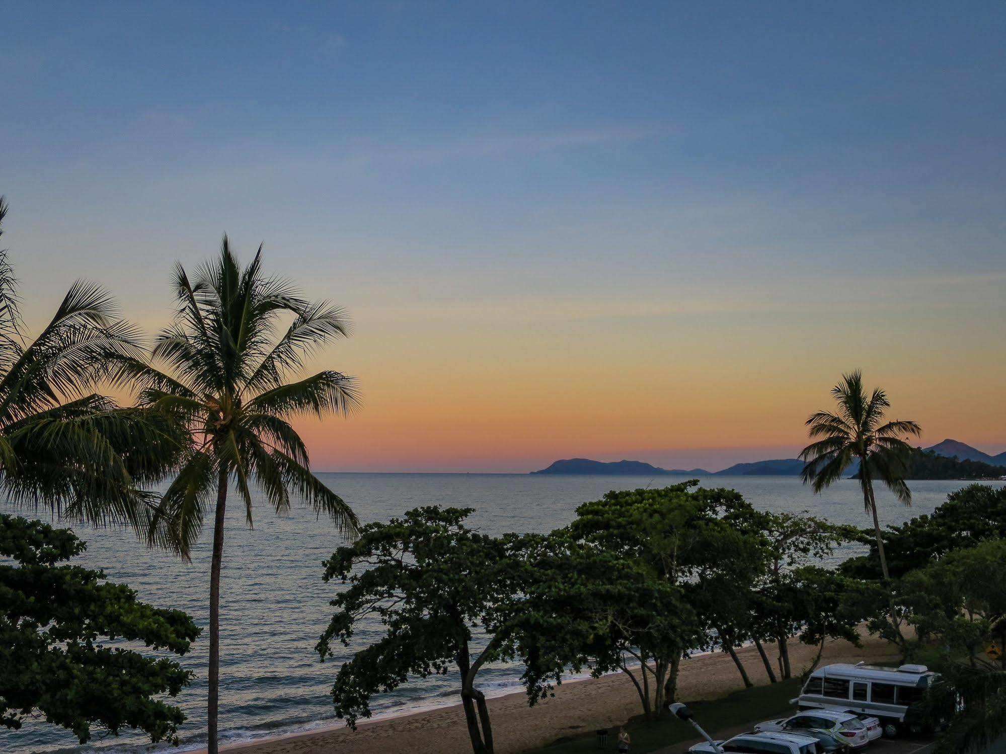 Roydon Beachfront Apartments Trinity Beach Buitenkant foto