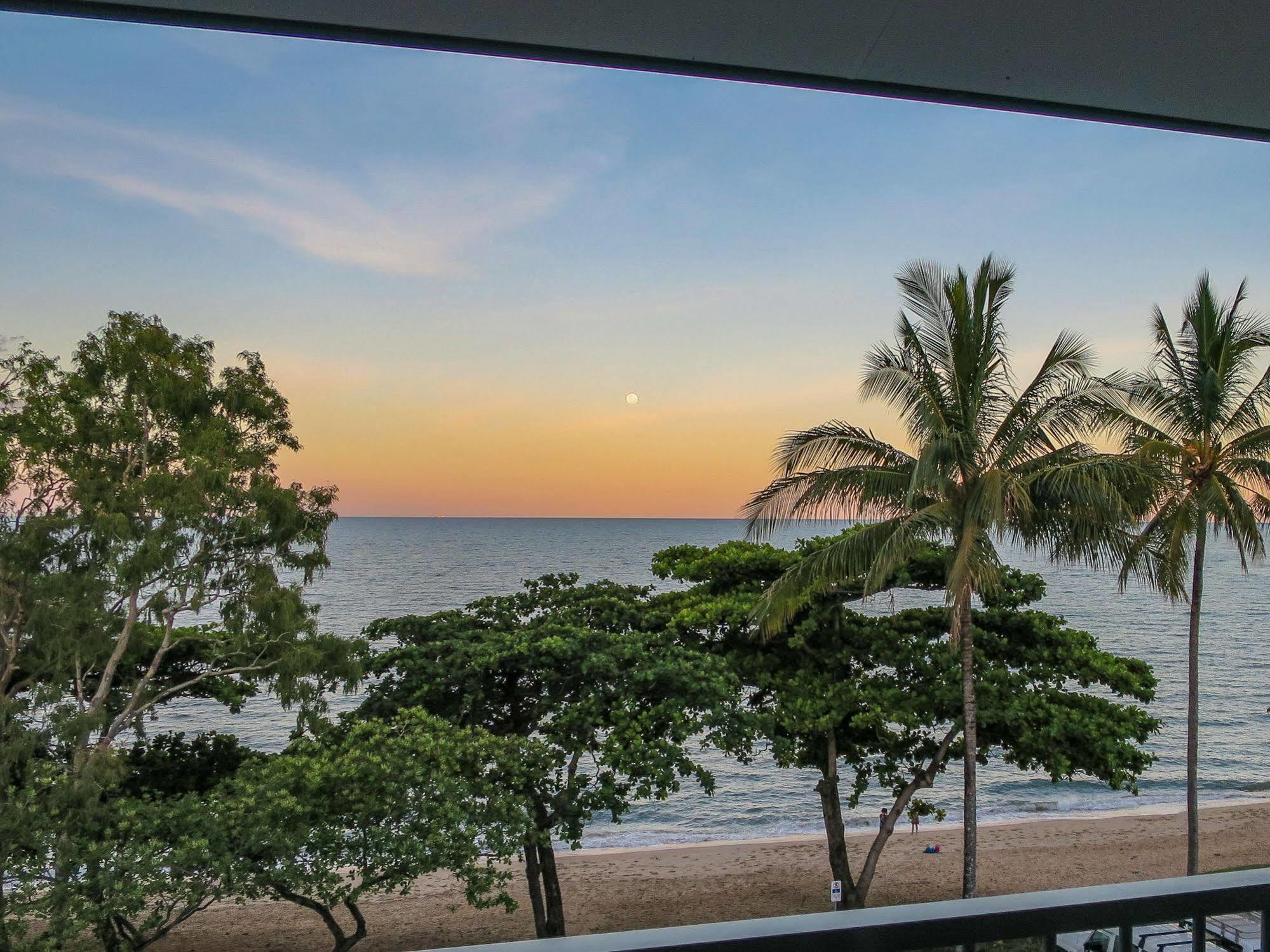 Roydon Beachfront Apartments Trinity Beach Buitenkant foto