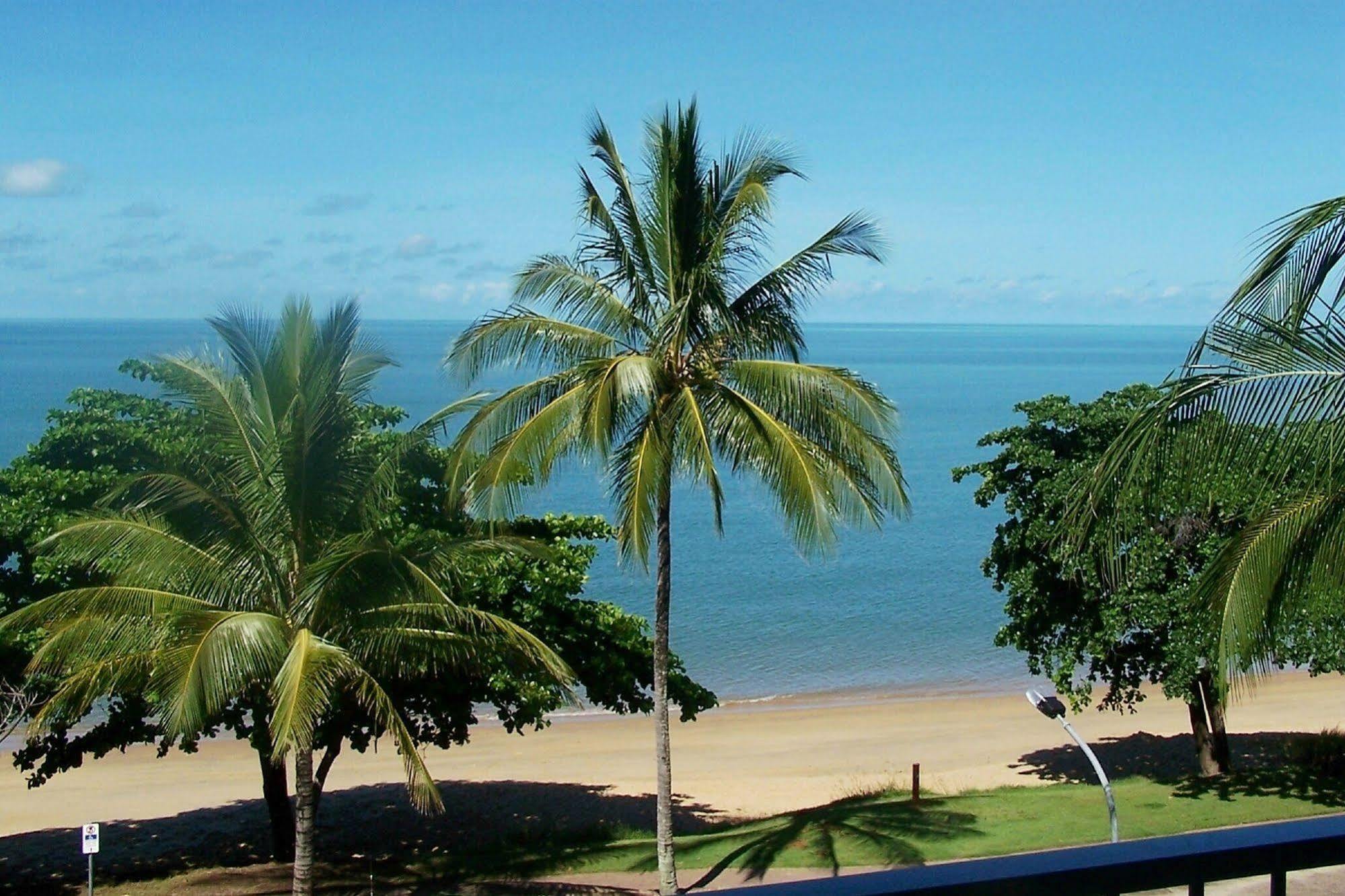 Roydon Beachfront Apartments Trinity Beach Buitenkant foto