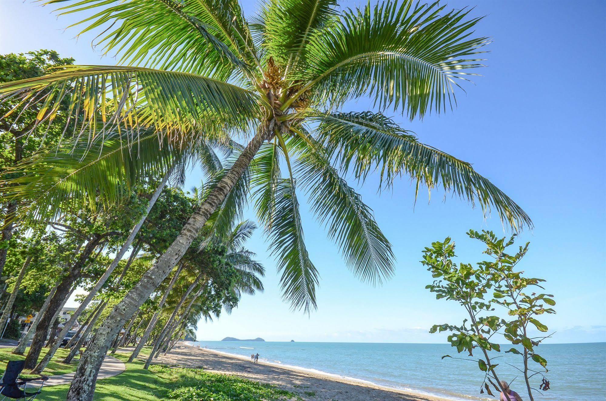 Roydon Beachfront Apartments Trinity Beach Buitenkant foto
