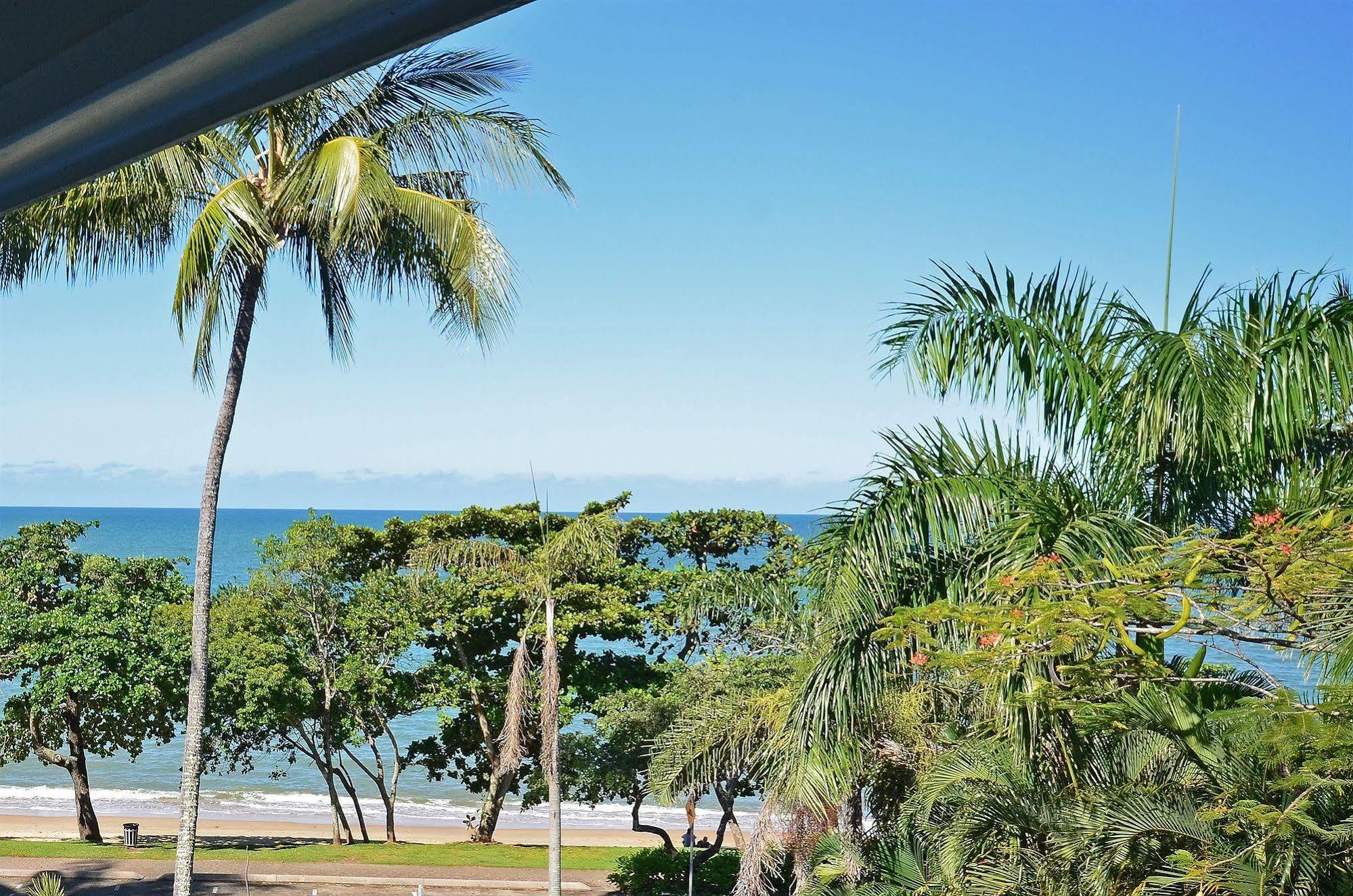 Roydon Beachfront Apartments Trinity Beach Buitenkant foto