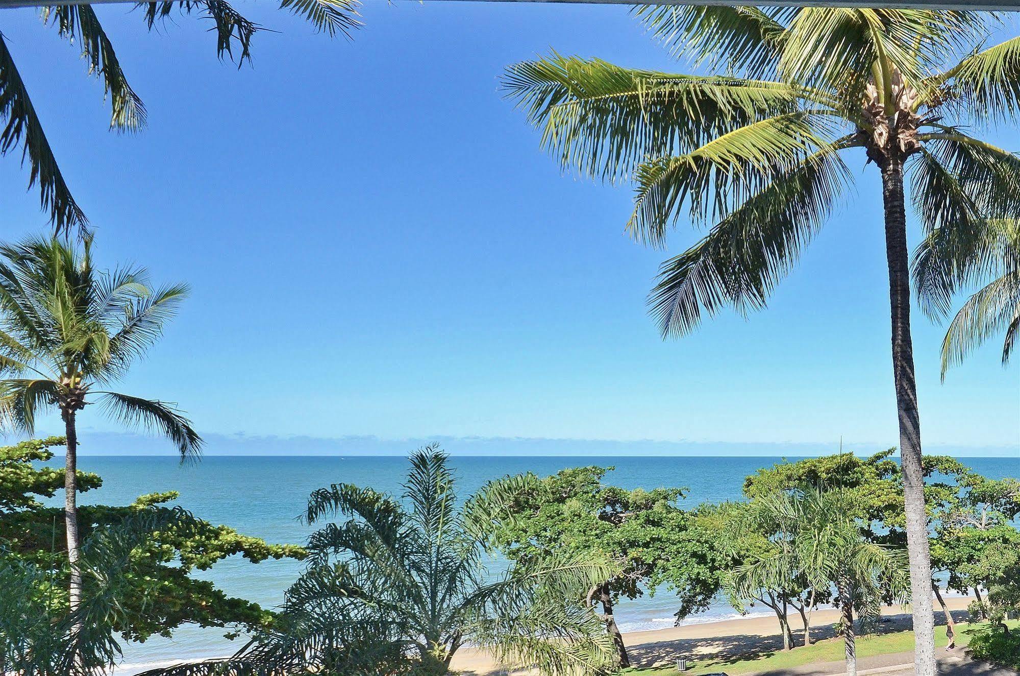 Roydon Beachfront Apartments Trinity Beach Buitenkant foto
