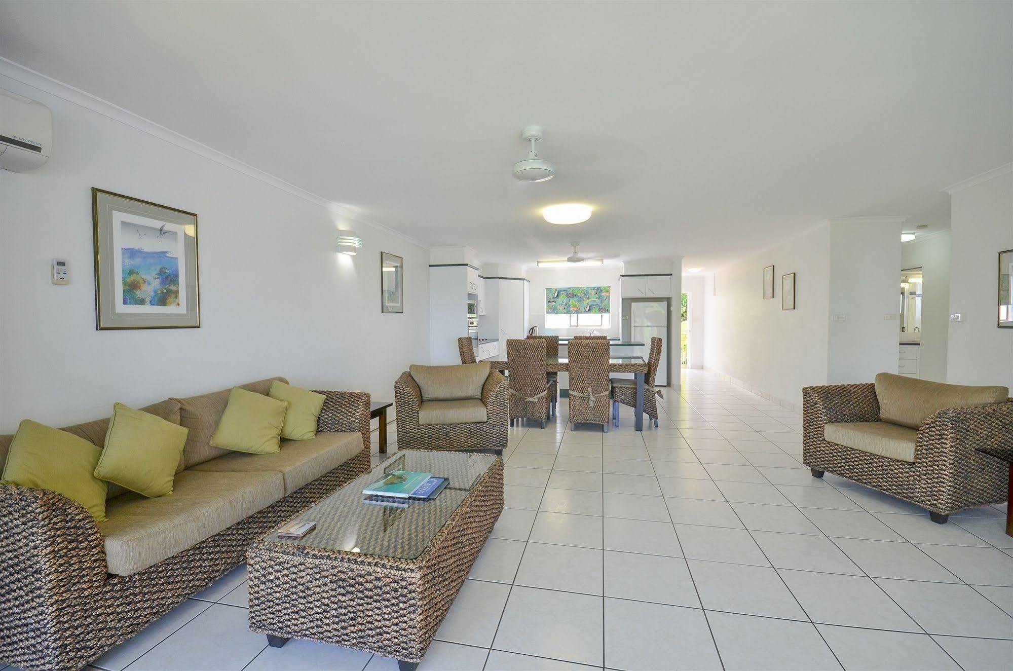 Roydon Beachfront Apartments Trinity Beach Buitenkant foto